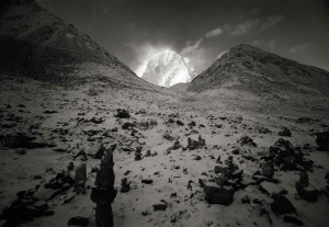 Kenro Izu Kailash #75, Tibet, 2000 dalla serie “Sacred Places” stampa ai pigmenti 72x102 cm courtesy l’autore
